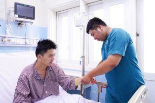 Căn bệnh nguy hiểm khiến người đàn ông gục ngã khi đang chơi cầu lông 