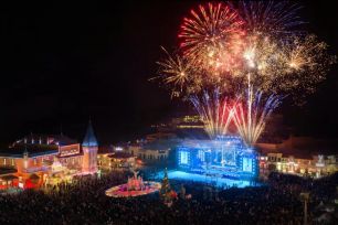 Không khí countdown 2026 rực rỡ ánh sáng, rộn ràng âm thanh và rạo rực cảm xúc tại các trung tâm lễ hội hệ thống Vingroup