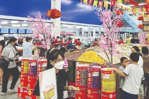 TPHCM: Người dân đổ về siêu thị, trung tâm thương mại mua sắm