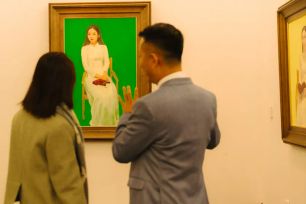 Thiếu nữ Việt và cuộc đối thoại thầm lặng của sắc màu