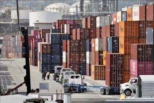 Mỹ ghi nhận thâm hụt thương mại thấp nhất 16 năm