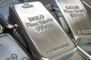 Giá bạc thế giới lao dốc trước làn sóng bán kỹ thuật đầu năm