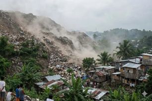 Núi rác đổ sập ở Philippines, hàng chục công nhân mất tích