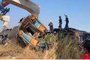 Thái Lan: Cần cẩu đổ sập vào tàu chở khách, 22 người thiệt mạng