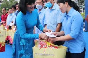 Hà Nội tặng quà Tết cho 5.300 hộ cận nghèo, hoàn cảnh khó khăn