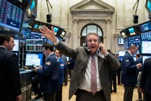 Phố Wall phục hồi nhờ cổ phiếu công nghệ và ngân hàng