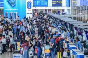 Hàng không, đường sắt tăng chuyến phục vụ Tết, giá vé máy bay vẫn 'kịch trần'