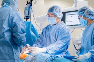 Robot phẫu thuật thành công cho bệnh nhân ung thư 72 tuổi