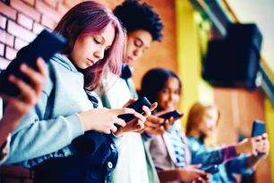 Tranh cãi quanh lệnh cấm trẻ dùng mạng xã hội