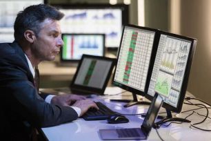 Bắt đáy cuối phiên, VN Index thoát phiên giảm sâu