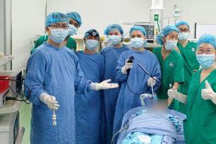 Cảnh báo hóc dị vật đường hô hấp từ thói quen ngậm đầu ngòi bút