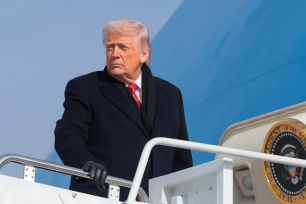 Chuyên cơ chở ông Trump tới Davos phải quay đầu vì sự cố