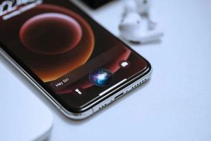 Apple lên kế hoạch 'lột xác' Siri thành chatbot AI toàn diện