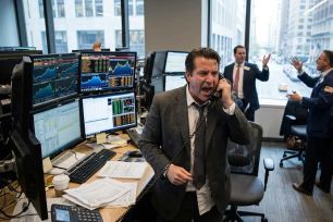 Phố Wall giằng co, cổ phiếu Intel lao dốc