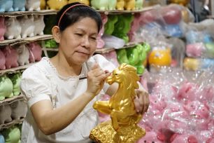 Ngựa gốm Đất Thủ tất bật phục vụ thị trường Tết Bính Ngọ