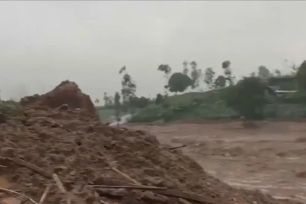 Lở đất và lũ quét tại Indonesia: 7 người thiệt mạng, 82 người mất tích