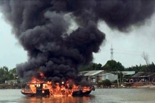 Nổ bình ga làm ghe bốc cháy ngùn ngụt trên sông Cần Giuộc