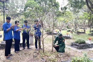 Đông đảo đoàn viên, thanh niên tham gia chăm sóc cảnh quan Nghĩa trang Hàng Dương