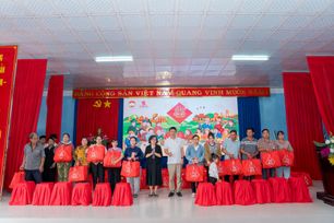 Sabeco trao 400 phần quà “Chung vị Tết Việt” cho người dân khó khăn