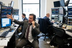 Phố Wall 'ngập ngừng' trước loạt sự kiện nóng 