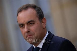 Thủ tướng Pháp vượt qua 2 cuộc bỏ phiếu bất tín nhiệm liên tiếp