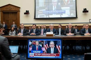 Fed giữ nguyên lãi suất bất chấp sức ép từ Tổng thống Trump