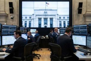 Phố Wall đi ngang sau khi Fed tạm dừng cắt giảm lãi suất