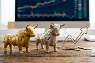 Vàng áp sát mốc 5.500 USD, bạc vượt 115 USD