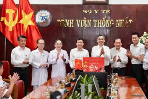 Lãnh đạo TPHCM thăm, chúc mừng các cơ sở y tế nhân dịp Tết Nguyên đán Bính Ngọ