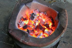 Nhiều người ngộ độc khí CO do đốt than, củi sưởi ấm