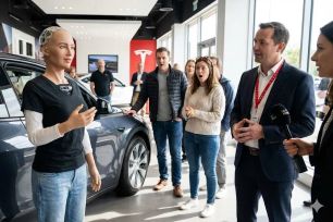 Tesla tuyên bố robot Optimus 3 'giống người như đúc'