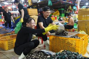 Không khí tết rộn ràng tại các chợ đầu mối TPHCM 