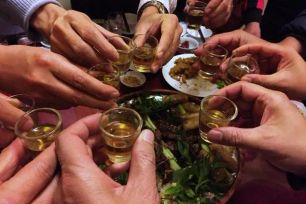 Cảnh báo ngộ độc rượu pha cồn công nghiệp