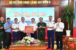 Lãnh đạo TPHCM thăm, chúc Tết Bộ Tư lệnh Vùng 5 Hải quân và Bộ Tư lệnh Vùng Cảnh sát biển 4