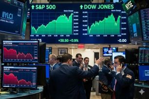 Phố Wall 'ngược chiều' với tiền số và kim loại quý 