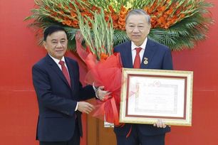 Tổng Bí thư Tô Lâm nhận Huy hiệu 45 năm tuổi Đảng