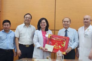 Lãnh đạo TPHCM thăm và chúc tết đội ngũ nhân viên y tế