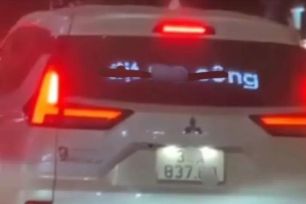 Làm rõ hành vi xe ô tô chạy dòng chữ thô tục, xúc phạm lực lượng công an