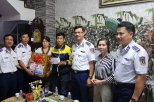 Thắm tình quân dân đón xuân tại đặc khu Phú Quý