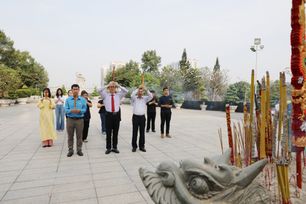 Tạp chí Doanh Nhân Sài Gòn dâng hương tại Nghĩa trang Liệt sĩ TP.HCM