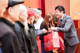 Toyota Việt Nam trao quà Tết cho gia đình có công với cách mạng