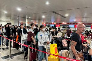 Sân bay Tân Sơn Nhất dịp cao điểm Tết đón 165.000 lượt khách