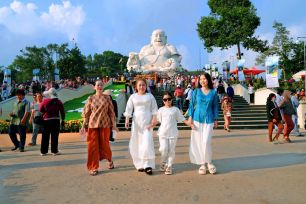 Du khách nườm nượp 'check-in' núi Cấm