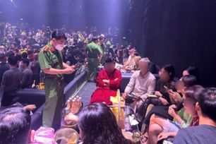 Kiểm tra quán bar APLUS, phát hiện 17 người dương tính với chất ma túy 