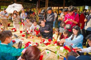  “Lễ hội trong lễ hội” thu hút 10.000 lượt khách trong đêm khai mạc