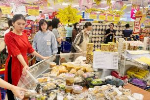 Người dân TPHCM đổ về siêu thị mua sắm Tết 