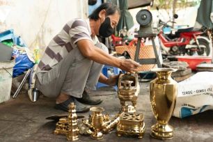 Thợ đánh bóng lư đồng tất bật mùa Tết