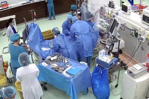 Hai tuần giằng co cứu bé trai bị ngưng tim đột ngột