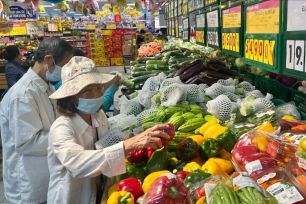 Cá chép vàng, trái cây, hoa tươi hút khách dịp tiễn ông Táo