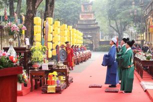 Khách quốc tế hào hứng tìm hiểu các nghi lễ truyền thống của Việt Nam